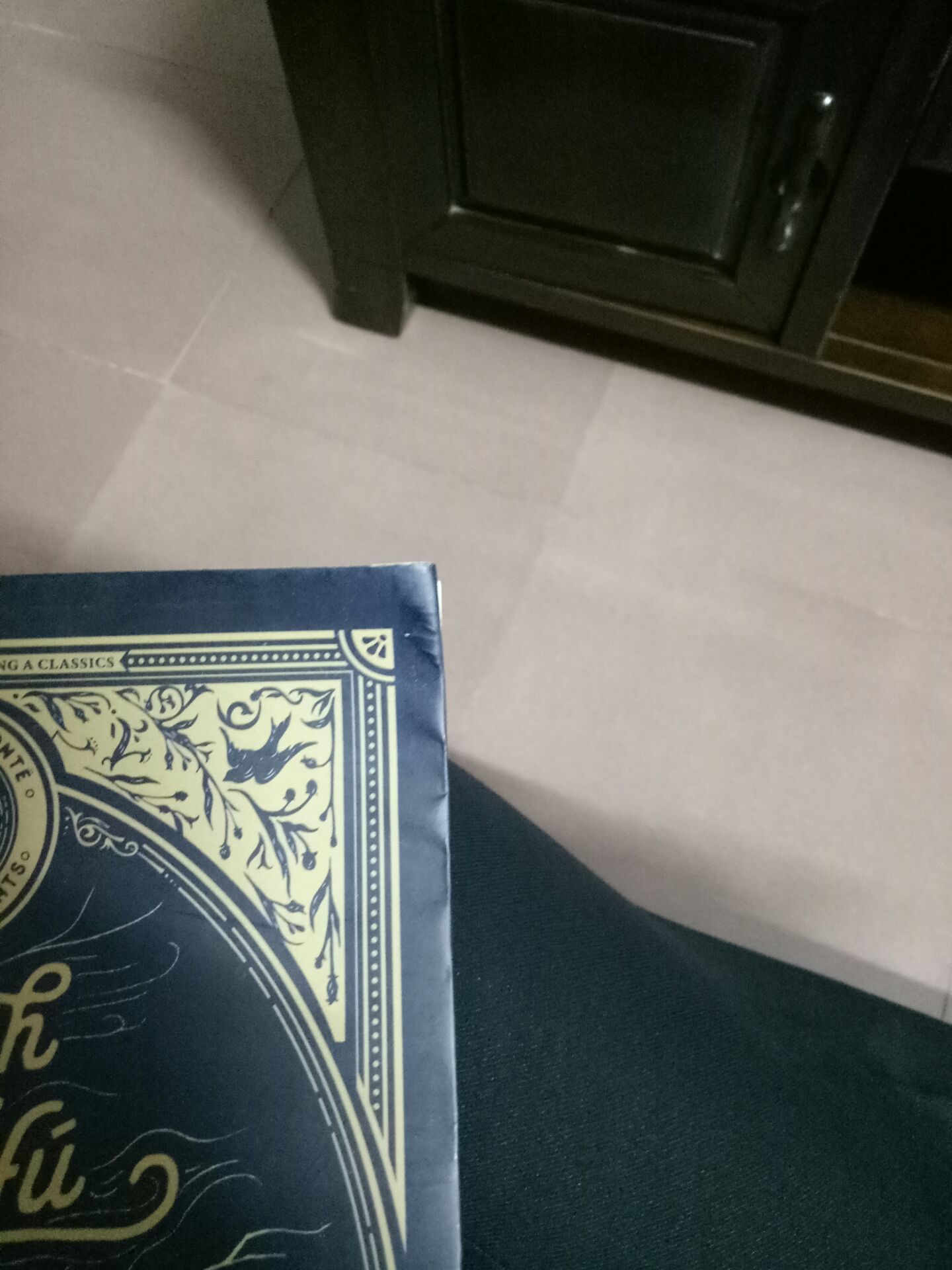 Vừa mới nhận xong sản phẩm là mở ra liền,  nhưng đáp lại đó lại là sự thất vọng.  Chẳng biết có phải vì hàng giảm giá không mà sách cực kì cũ,  bẩn , rách nhiều chỗ. Lần đầu tiên thất vọng về dịch vụ của Tiki thế này.