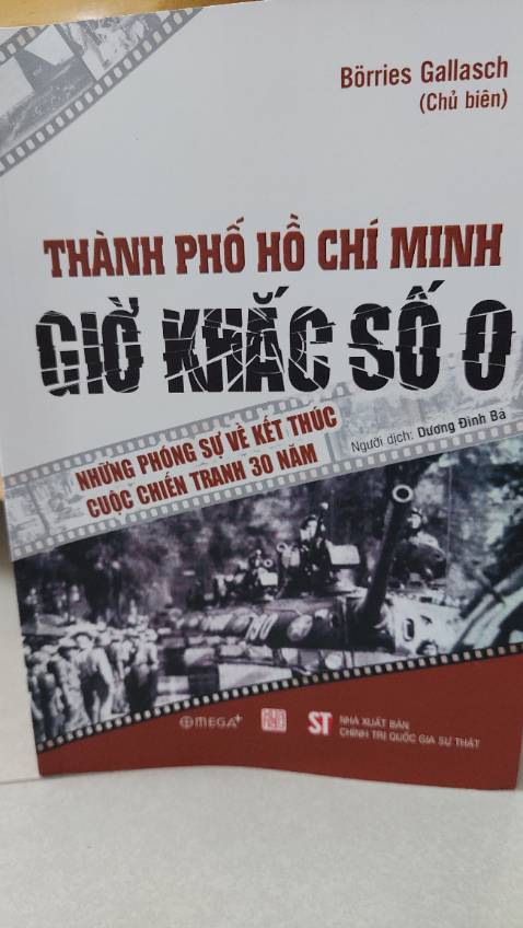 Tâp hợp gần 20 bài báo của các báo chí quốc tế nhân kết thúc 30 năm chiến tranh . Không chỉ sự kiện 30.4, một số bài báo là sự lần giở về những cột mốc trước đó như hiệp định Giơnevơ 1954, Cuộc đảo chính 1963 lật đổ chính  quyền Diệm Nhu, cuộc tổng tiến công tết Mậu Thân 1968, Hiệp định Paris 1973.
Với cá nhân người đọc các nội dung này thiếu tính thời sự, không cung cấp những góc nhìn mới cũng như những phân tích đánh giá chuyên sâu dưới bất cứ góc độ nào liên quan đến cuộc chiến mà thuần túy là những ghi nhận mang tính báo chí hay những cảm xúc nhất thời của nhà báo đối với các sự kiện.