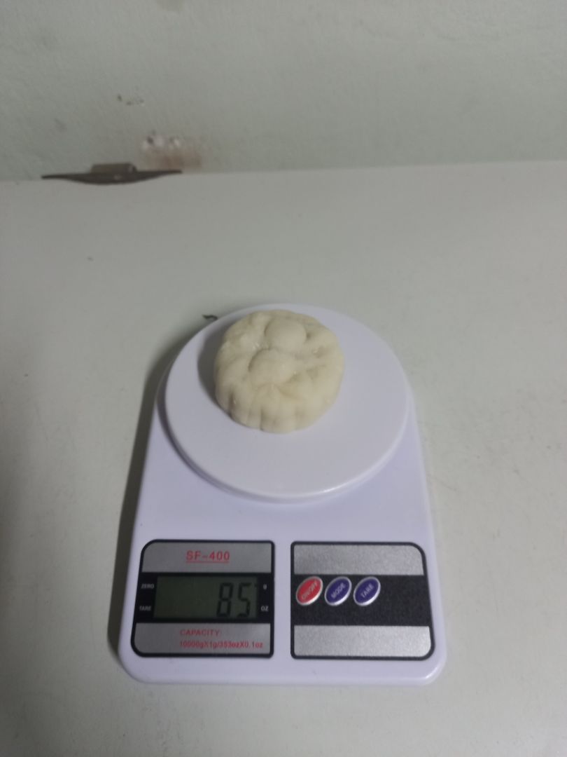 Mình chờ rất lâu hàng mới về do dịch. Nhưng mà mở hàng ra thì thất vọng tràn trề luôn. Mặt cân bị tách ra, thấy được  dây nhợ bên trong, cân thì đương nhiên không chính xác rồi. Cùng một cái bánh trung thu nhưng lúc cân tầm 80g, lúc lên cả lạng🥲🥲 Mong Tiki có thể xử lý việc này