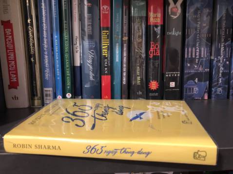 Sách được giao mới toanh, thơm phức. 
Hình thức: bìa đẹp, giấy dày, màu vàng nhạt dễ đọc. Được kèm quyển sổ nhỏ ghi note cưng ơi là cưng.
Nội dung: Kiểu quyển nhật ký dễ thương, giúp nâng tinh thần cho mỗi ngày thức dậy. không thì chơi bói ngày cũng vui (mỗi ngày mở đại 1 trang và làm theo)
Sách hay mà còn giảm 70% nên cực kỳ hài lòng