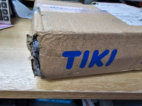 Tiki từ ngày dùng vận chuyển ngoài chán quá ạ. Hộp sách rách móp, may trời không mưa & sách không làm sao
