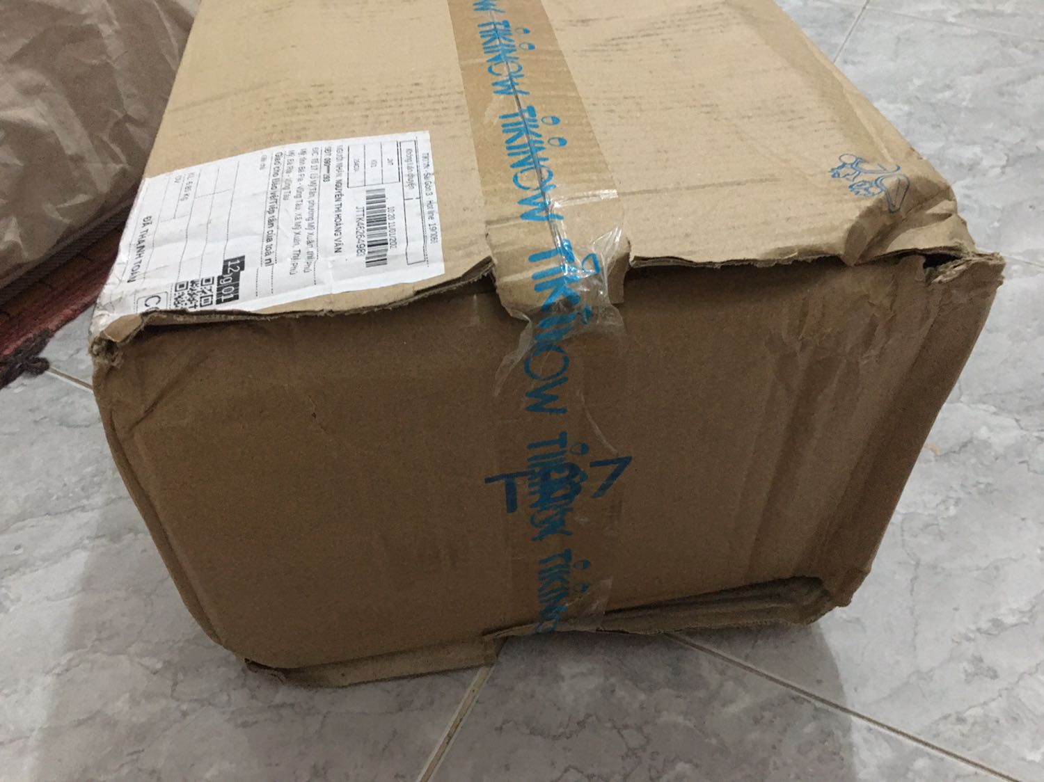 Hàng giao khá nhanh, đặt hôm trc là hôm sau có hàng rồi. Mỗi tội khâu đóng gói lỏng lẻo, hộp móp xấu quá. Trộm vía cả bộ truyện không bị sao, chỉ bị tập 1 một chút xíu. Mình là ng dễ tính nên bỏ qua đc. Chỉ mong Tiki sẽ lắng nghe phản hồi của khách hàng để cải thiện khâu đóng gói ah.