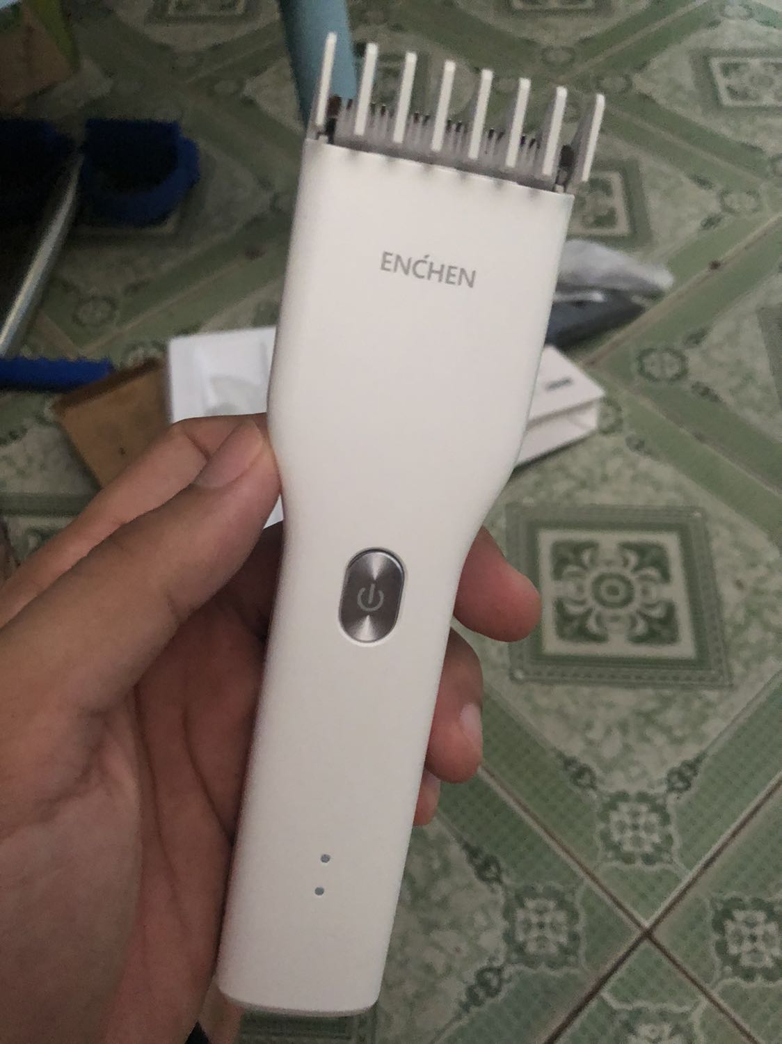 Hàng vận chuyển bị móp méo quá, may mà sản phẩm không sao.
Nhưng bạn Shipper có thái độ không tốt cho lắm. Dù biết mùa dịch khó khăn nhưng cách nc với khách hàng hơi bị trịch thượng.
Mất 2 sao vì shipper và vận chuyển.