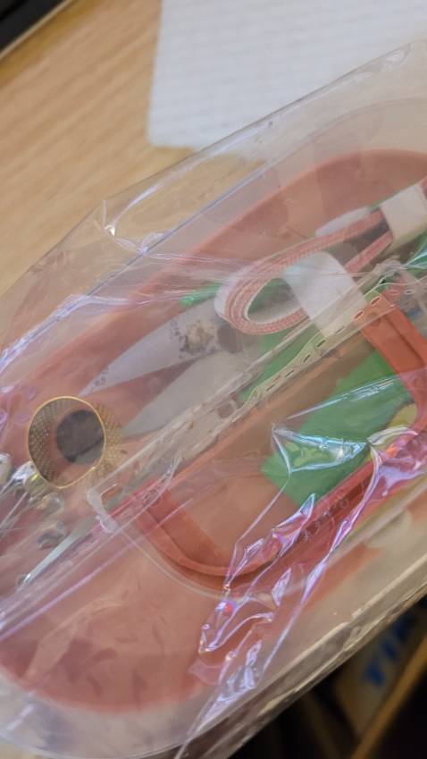 Cây kéo cắt chỉ đã gỉ sét. Cứ như hàng tồn kho.