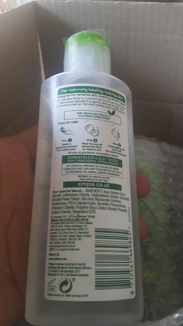 Shop ơi, mình đặt cho vợ mình 3 sản phẩm simple bên shop nhưng sản phẩm này lại ko có tem phụ tiếng việt mô tả công ty nào nhập khẩu, hình ảnh sản phẩm cũng khác, giống hàng xách tay quá vậy. Mình gọi thử số *** của công ty nhập khẩu thì họ bảo tất cả sản phẩm của họ đều có tem phụ. Ko có tem nhập khẩu, ko có cty chịu trách nhiệm xài lỡ bị gì thì sao shop