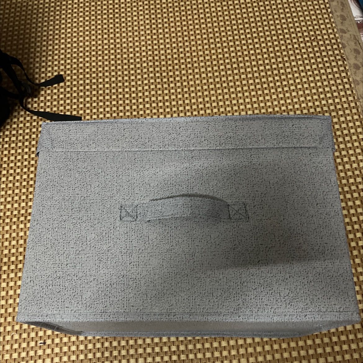 Hộp rất chắc chắn, xịn xò, nhưng mà nhỏ hơn mình nghĩ. Nhưng nếu to hơn thì không cho được vào tủ quần áo cho nên có giải pháp là cuộn tròn quần áo lại rồi cất, sẽ cất được nhiều hơn so với gấp thông thường