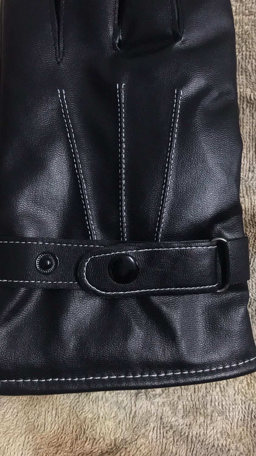 Găng tay mềm, co giãn tốt, đường may tỉ mỉ chắc chắn. Lớp da bóng đẹp mềm mại nữa. Lớp lót nỉ lông ở bên trong khi đeo cho cảm giác dễ vừa tay và dễ chịu. Shop giao hàng nhanh hai ngày là lấy được sản phẩm rồi. Uy tín, ủng hộ shop