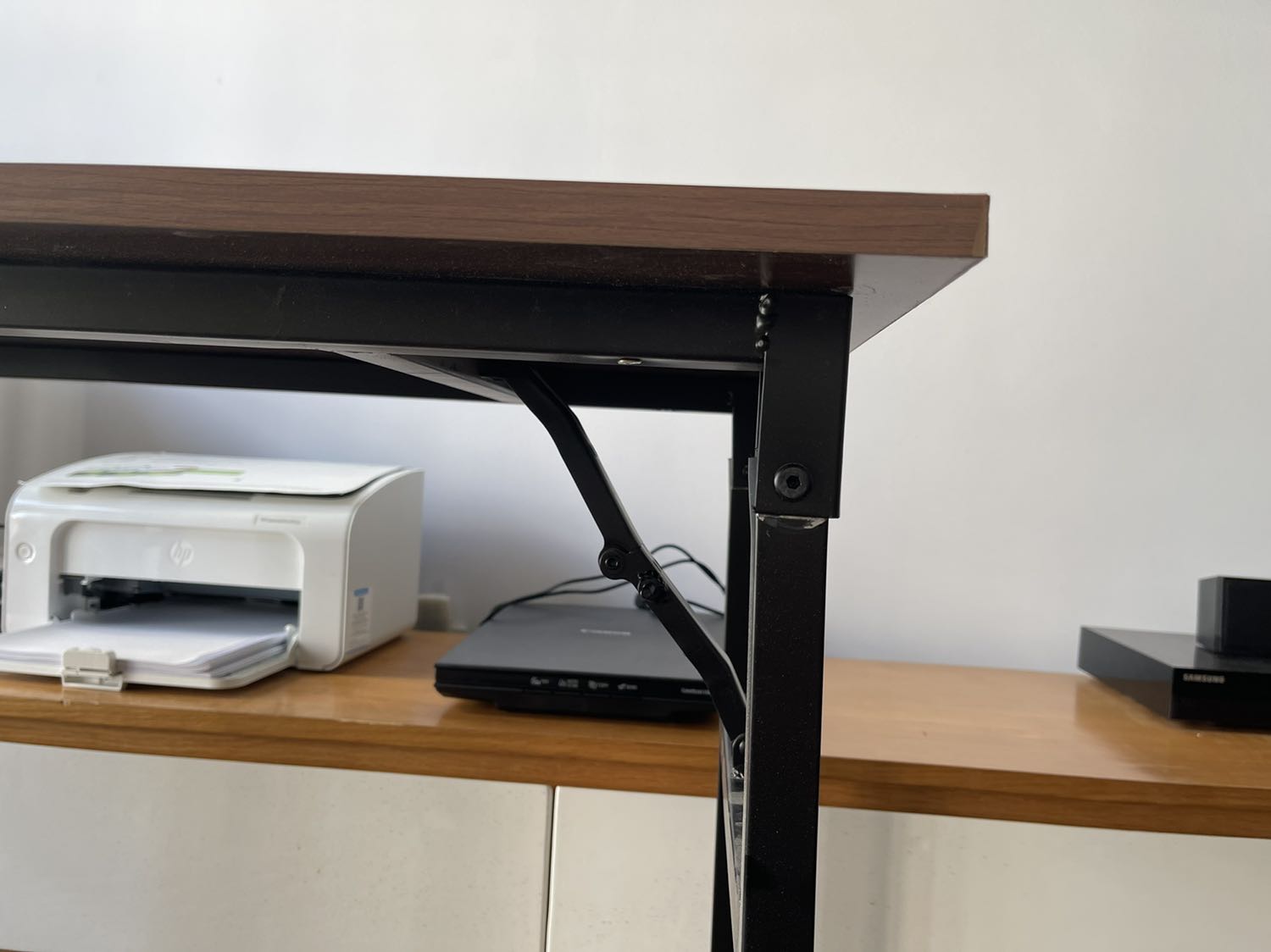 Chân bàn có thể gấp gọn lại nhưng rất chắc chắn, mặt bàn bằng gỗ đẹp, ko bị trầy xước, vận chuyển cẩn thận nên ko bị vết tích gì. Giao hàng nhanh, ngày 4 đặt hàng, ngày 6 hàng giao đến Chân bàn có thể gấp gọn lại nhưng rất chắc chắn, mặt bàn bằng gỗ đẹp, ko bị trầy xước, vận chuyển cẩn thận nên ko bị vết tích gì. Giao hàng nhanh, ngày 4 đặt hàng, ngày 6 hàng giao đến