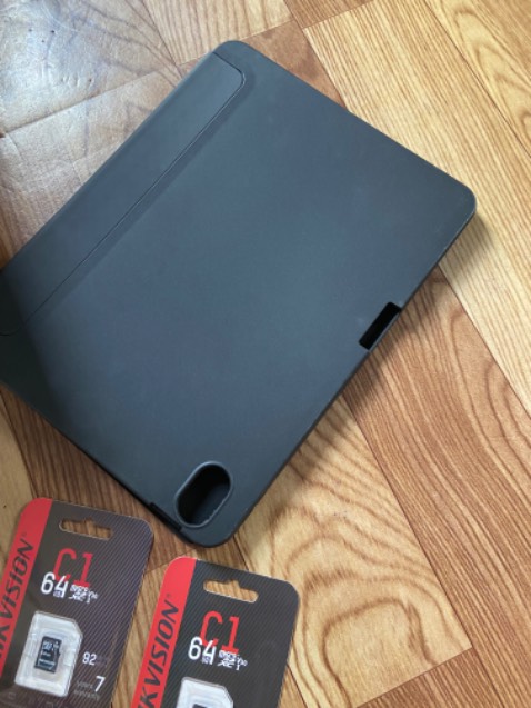 Giao nhanh. Phần ốp là nhựa mềm nhìn không chắc chắn lắm. Nhìn chung phù hợp giá thành