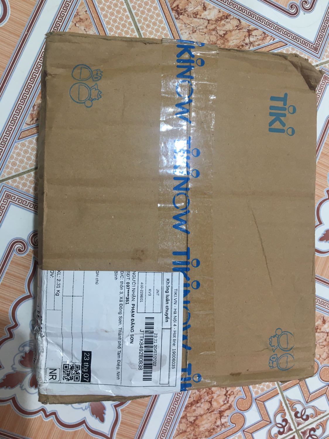 Sách giao nhanh, khi giao hộp còn nguyên ko có dấu hiệu quăng quật khi vận chuyển nhưng sách lại bị hỏng phần gáy. Shop nên xem lại khâu bao gói.