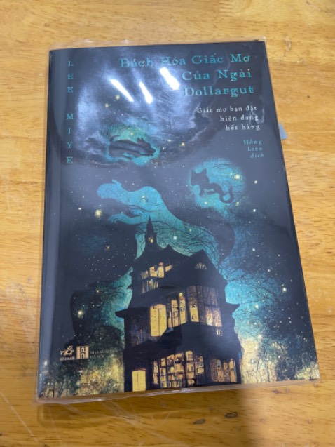 Một cuốn sách đưa đến cho mình thật nhiều cung bậc cảm xúc khác nhau: hào hứng, vui vẻ, lo sợ, ám ảnh, vui vẻ, hoài niệm và buồn bã. Thật tuyệt vời khi đọc cuốn sách này vào thời điểm cuối năm, chuyển giao cho một năm mới. Nhẹ nhàng và đầy cảm xúc.