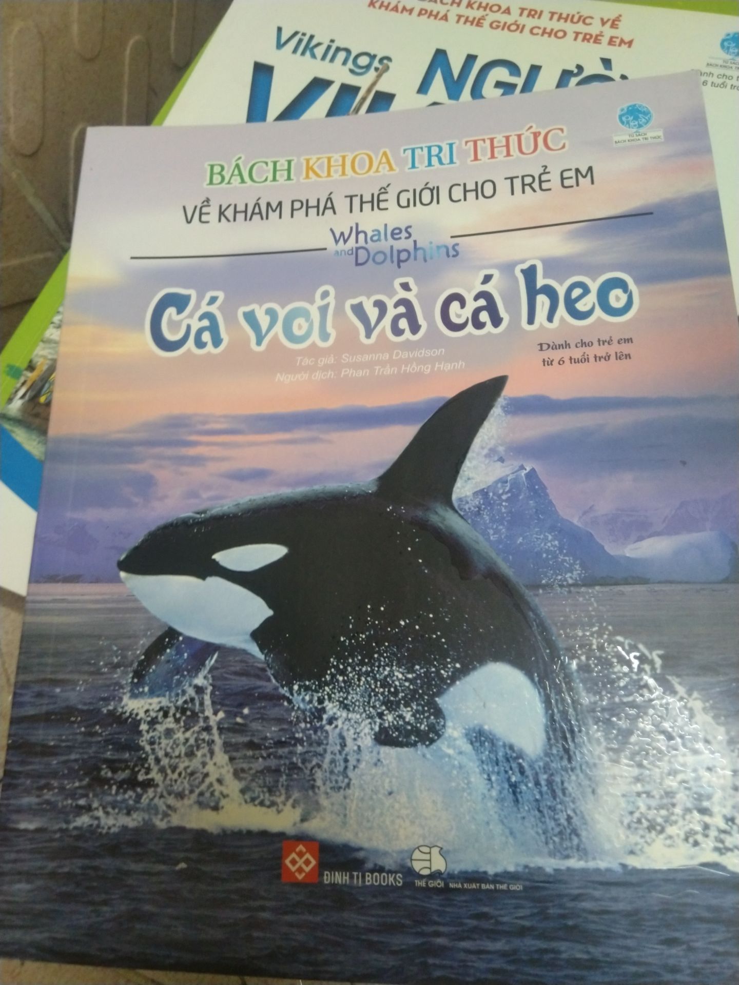 Bách khoa tri thức về cá voi cho trẻ em. Cuốn sách có nội dung phong phú, hình ảnh minh hoạ sắc nét sinh động. Tiki giao hàng nhanh chóng, đóng gói cẩn thận. Quyển sách săn được deal giá tốt.