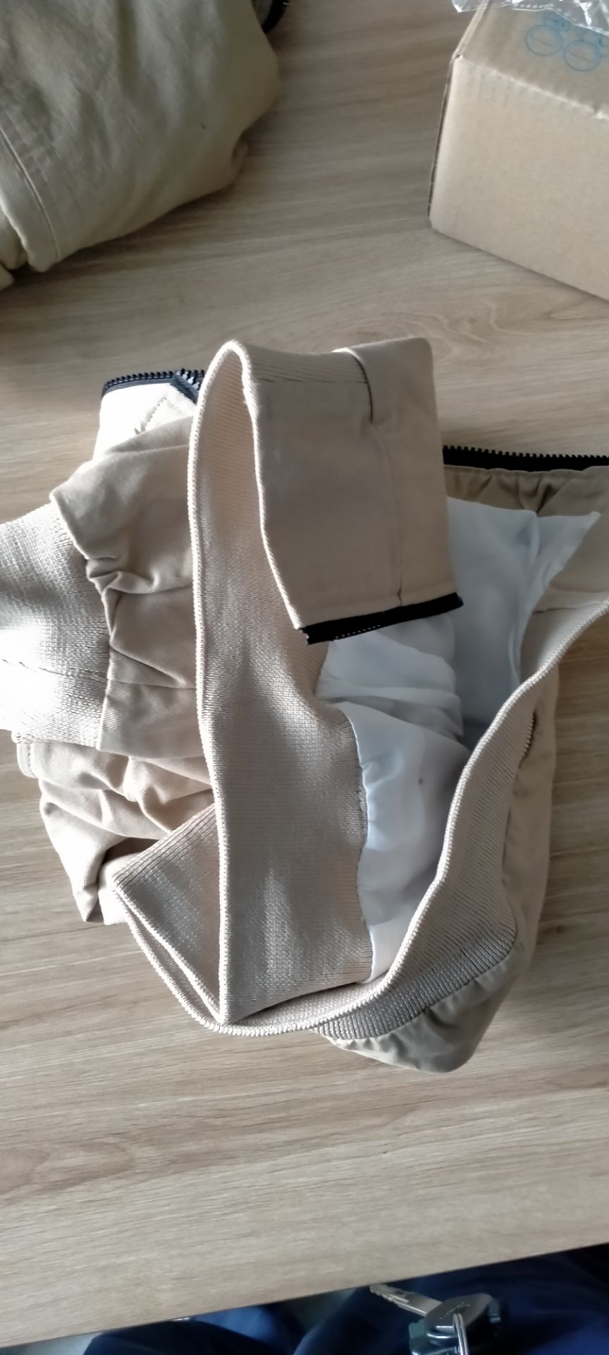 áo đẹp, mình đặt size M mặc vừa khít luôn,có chỉ thừa nhưng ít, mình mới đặt hôm qua mà hôm nay đã có áo rồi, rất hài lòng về cách phục vụ của tiki, anh shipper thân thiện,ờ mây *** gút chóp tiki ???