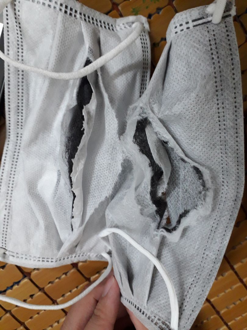 cái màu trắng là cái cũ mình mua. Mình chụp so sánh để thấy sự khác biệt.
Giá hiện tại gấp đôi giá trước đây nhưng sản phẩm thì cực kì tệ. chất lượng không bằng 1/2 trước đây.
Khẩu trang mỏng hơn, lớp xốp thứ 2 là dởm 1 cách tởm lợm.
mua xong muốn đập vô mặt trả lại luôn.
sản phẩm tệ hoàn toàn so với trước đây, giá thì đội lên gấp đôi.