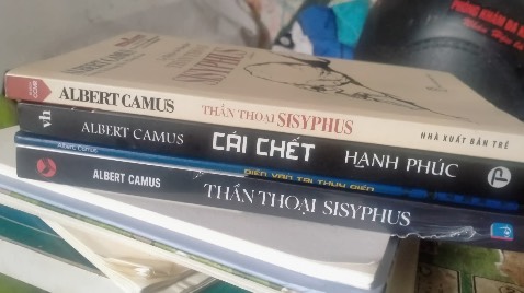 Albert Camus là một nhà văn mà mình rất thích tác phẩm của ông.
Mình đặc biệt thích bản thần thoại Siphyus lần này vì edit lẫn biên tập mọi thứ rất thích mắt. 
Chất lượng giấy cầm cũng chắc tay dù cả hai bản đã mua mình đều thích. 
Mình rất vui vì may mắn săn được những ấn bản vẫn còn của ông ấy trên Tiki và hầu như sách trên mình toàn mua ở đây.
Cảm ơn nhà giao hàng kiên nhẫn vì mình cứ bị lỡ do ngủ nướng hoài 😭
Tại giao nhanh quá đó mà, gất iu ạ