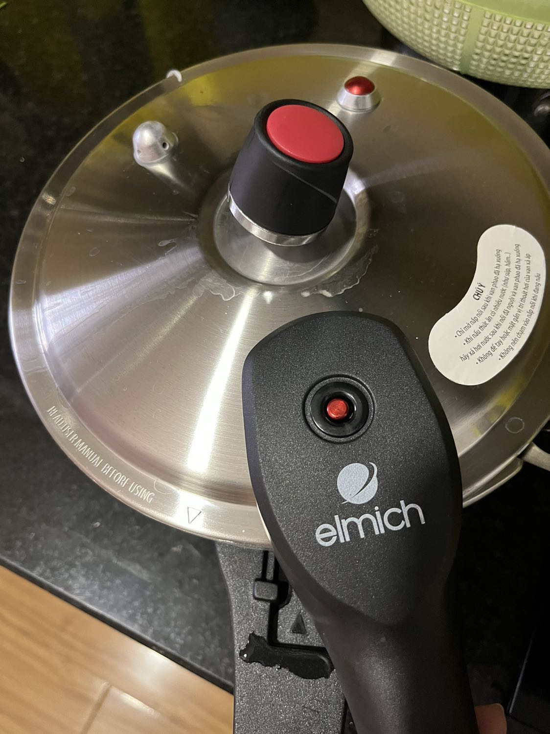 Rất hài lòng, mình chọn nhầm size 20 hơi nhỏ nhưng gđ 4 ng ăn đủ rồi. 
Nấu nhanh, gọn lẹ, nước hầm trong vắt ko đục. Và hình bên dưới là món đầu tiên: Hủ tiếu xương hầm trong 15p. Tuyệt vời