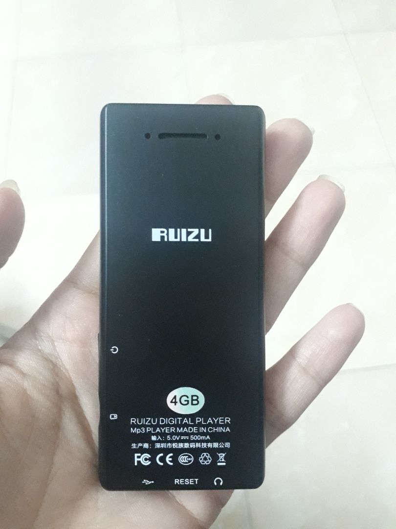 mình mua máy nghe nhạc ruizu d29 nhưng giao cho mình không phải d29, không hỗ trợ blutooth, không có tai nghe, hộp thì cũ mở ra mở vào nhiều lần rồi. mình mua hàng tiki nhiều lần rồi không nghĩ đợt này tiki giao hàng không kiểm tra lại trước khi gửi khách hàng. hàng không đúng miêu tả.