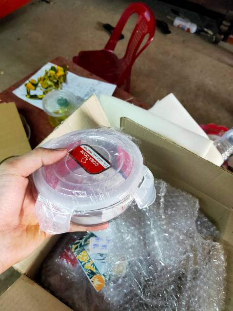 Chào shop! 
Mình xin gửi vài lời nhận xét như sau:
1. Về mẫu mã: giống như hình trên web, đẹp, k có ý kiến: 5 sao.
2. Đóng gói: kĩ lưỡng, tránh ca đập tốt. Có tặng kèm món quà nhỏ: 5 sao.
3. Thông tin sản phẩm: có sự khác biệt giữa xuất xứ sản phẩm trên web và trên sản phẩm: Việt Nam và Trung Quốc. Đây là một điểm trừ đáng kể với riêng mình vì mình thích rẻ nhưng cũng rất ưu tiên hàng Việt Nam, các bạn nên làm rõ điểm này: 2 sao. 
Chung quy lại mình đánh giá 4 sao.