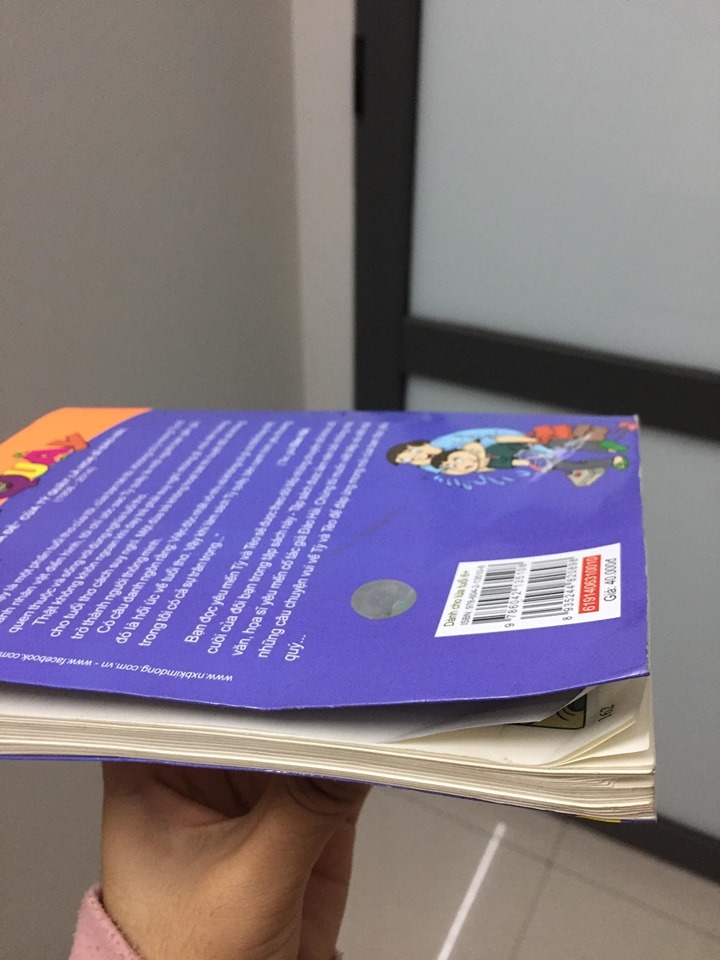 Không hiểu là Tiki chọn sách như nào để giao cho khách, chất lượng còn không bằng truyện thuê,  giấy ở trong thì bị gập tứ tung, long keo. Bìa ngoài nát không thiếu cạnh nào. Gáy thì bị tì xước xát, các góc đều móp và tróc. Quá thất vọng.