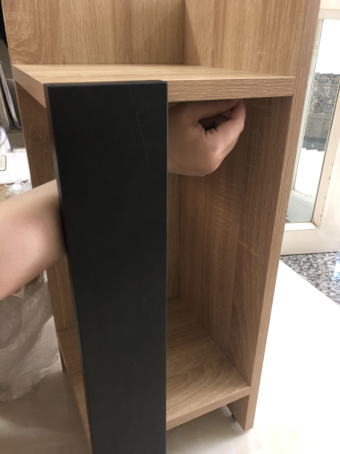 có một lõi gỗ bị rộng nên hơi lỏng lẽo