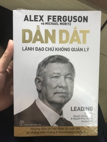 Cuốn sách đc viết dựa trên những thói quen - tính cách mà  Sir Alex tin rằng người lãnh đạo cần phải có. Lắng nghe đc xếp vào ưu tiên số 1 (thay vì thuyết trình - như nhiều người vẫn nghĩ). Theo Sir Alex thì lắng nghe quan trọng nhất cho người lãnh đạo. Đây là cuốn sách rất hay, rất ý nghĩa cho những fan M.U hoặc ai đam mê nghệ thuật quản trị!