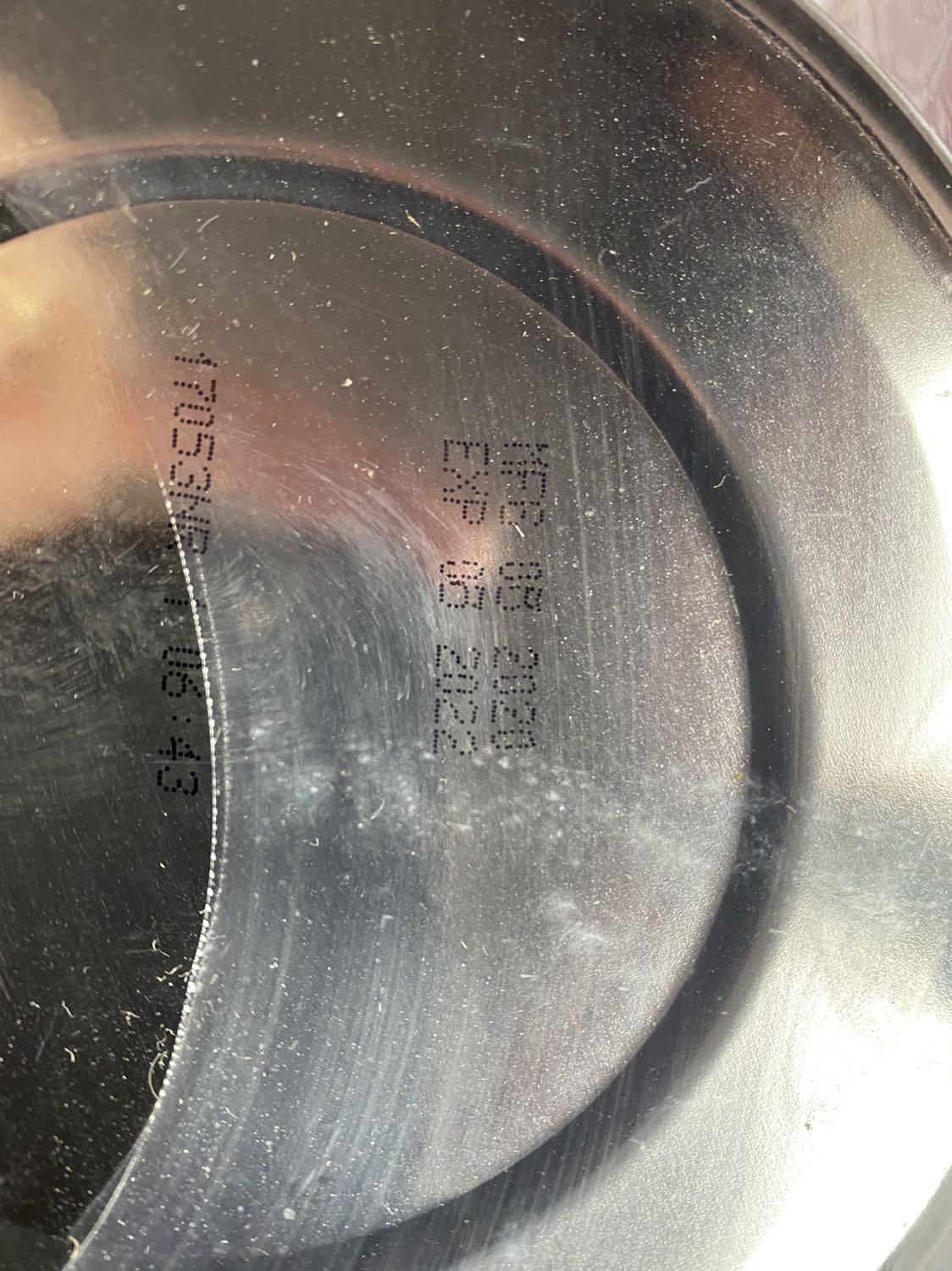 Hạn sử dụng trên đáy hộp không rõ ràng, sắc nét. Có tờ giấy dán hạn sử dụng riêng trên vỏ giấy bóng và khác hạn sử dụng trên vỏ hộp cacton. Yêu cầu giải thích và đánh giá lại sản phẩm, có phải hàng thật hay không