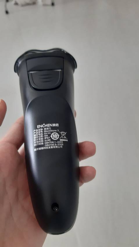 Máy chạy êm, cạo sạch nhanh, rất chất lượng, và ưng ý, dễ cầm chắc tay, mới mua nên mình cũng k biết pin sử dụng được không, đóng gói kỹ, giao hàng nhanh, cảm ơn shop...