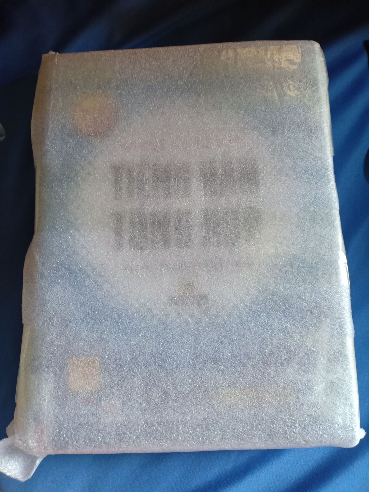 Sách gói kỹ lắm, mấy lớp màng xốp bọc lại luôn. Giấy thơm màu đẹp, bìa láng o, mới cóng. Mình thích lắm. Nhìn có hứng học lắm luôn. À, còn được tặng kèm cuốn số nhỏ xinh xinh nữa nè 😃 Xin cảm ơn 💐💐