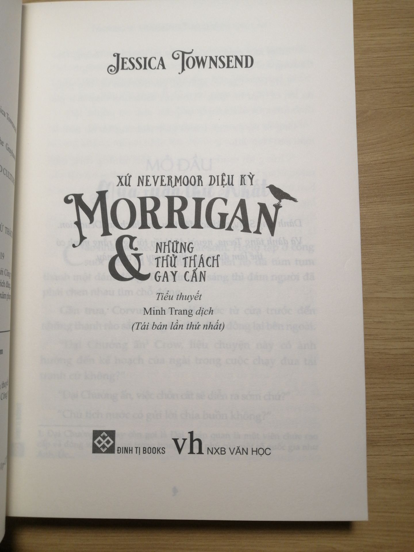 Mùa dịch mà tiki giao vẫn rất nhanh ạ, đến nơi thì sách được bọc trong hộp cẩn thận, không bị móp méo gì cả. Nói chung là oke lắm, 🙆 ai mà thích mấy thể loại phiêu lưu, phép thuật các kiểu thì nên mua em này về đọc thử và cảm nhận nha. Bìa sách cũng đẹp, cứng cáp, có điều giấy hơi nhem chút xíu bên ngoài nhưng cũng nhỏ nên không sao ạ.