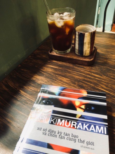 Tớ viết review quyển này có lẽ sau hai tháng từ lúc đọc xong nên sẽ có chi tiết tớ bỏ sót, tớ không giỏi nhớ tên nhân vật cho lắm nhưng thật may quyển này chẳng nhân vật nào có tên cả. Nhân vật chính là một người đàn ông ở độ tuổi ngoài 30, với vai trò là một toán sư (calcutec) - một công việc trong tương lai, những toán sư sẽ đảm nhận trách nhiệm bảo mật dữ liệu bằng cách dùng trí óc của mình chuyển đổi thông tin gốc thành mật mã. Nhận công việc như thường ngày - yêu cầu từ một giáo sư lạ mặt anh chưa từng gặp, anh không hề biết rằng kể từ sau hôm đấy cuộc sống của anh dần trật khỏi quỹ đạo cũ.
Hoà lẫn giữa thế giới hiện đại và cổ tích bí ẩn, lối viết của nhà văn Haruki Murakami nhảy nhót giữa hai thế giới tồn tại song song, phải chăng phần cổ tích chỉ là sự hoài niệm quá khứ?
Tựa như tác phẩm nổi tiếng khác của cùng tác giả Murakami, "Kafka bên bờ biển" và "Xứ sở diệu kì tàn bạo và chốn tận cùng thế giới" xoay quanh chủ đề về cái tôi, bóng tối linh hồn và thiên nhiên kì vĩ khắc nghiệt. Trong một xã hội luôn vận hành theo cách riêng của nó, liệu những con người với tâm hồn nhạy cảm có thể cộng sinh với nó không? Hay phải rời bỏ thành phố, hoà mình vào rừng già để bảo vệ sự sinh tồn của tâm hồn?