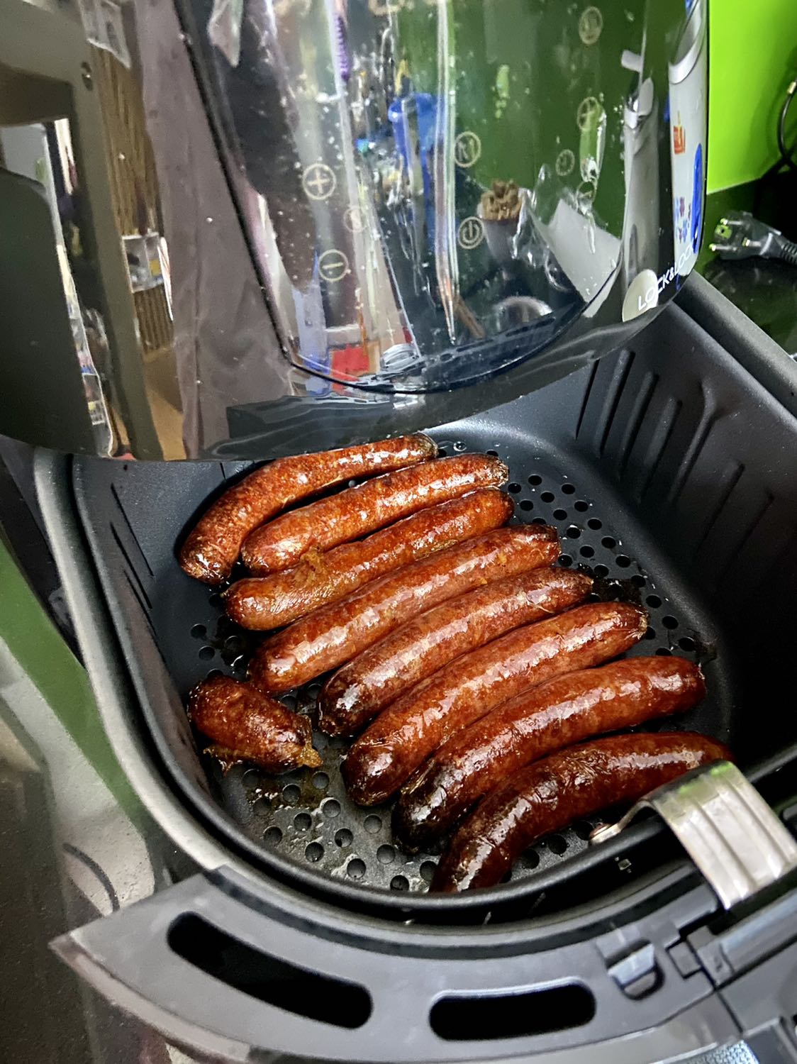 Nồi to, máy chạy êm, dễ thao tác điều khiển và vệ sinh, *** nấu thử khá nhanh và tiện lợi, có nồi này rồi sẽ hạn chế ít ăn dầu mỡ tốt cho sức khoẻ, không biết có tiết kiệm điện năng và bền hay ko, cần theo dõi một thời gian mới đánh giá kỹ được