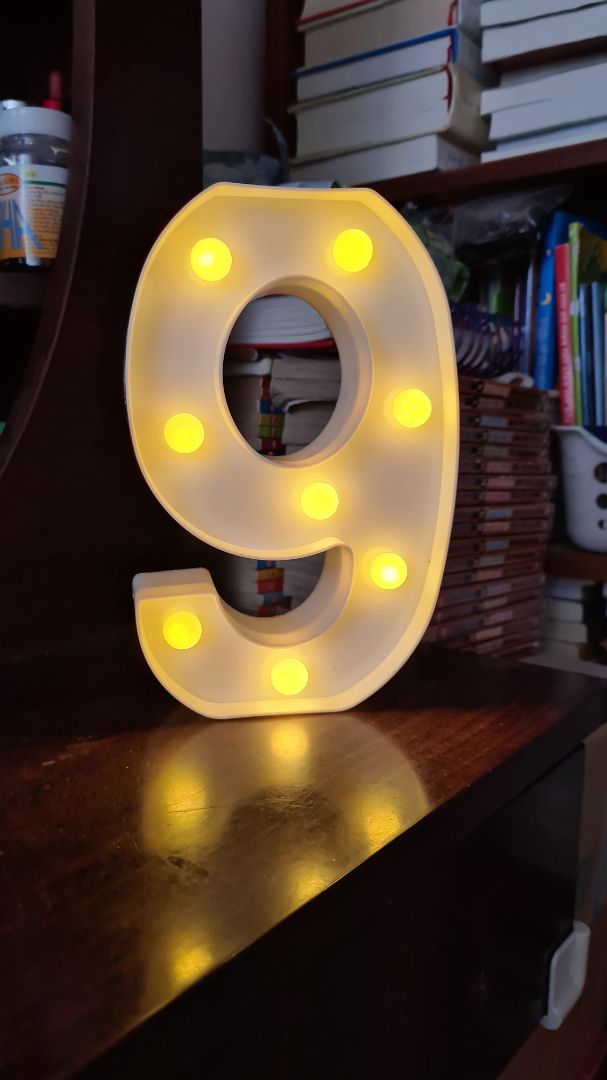 Dùng pin AA nên rất tiện, bề mặt thì sáng đẹp, tuy nhiên các viền phía sau bị bể, lõm lồi mấy chỗ, giống như là bị từ lúc sản xuất luôn rồi, vì bao nylon ko bị rách. Nếu chỉ để trang trí, chụp hình mặt trước thì Ok.