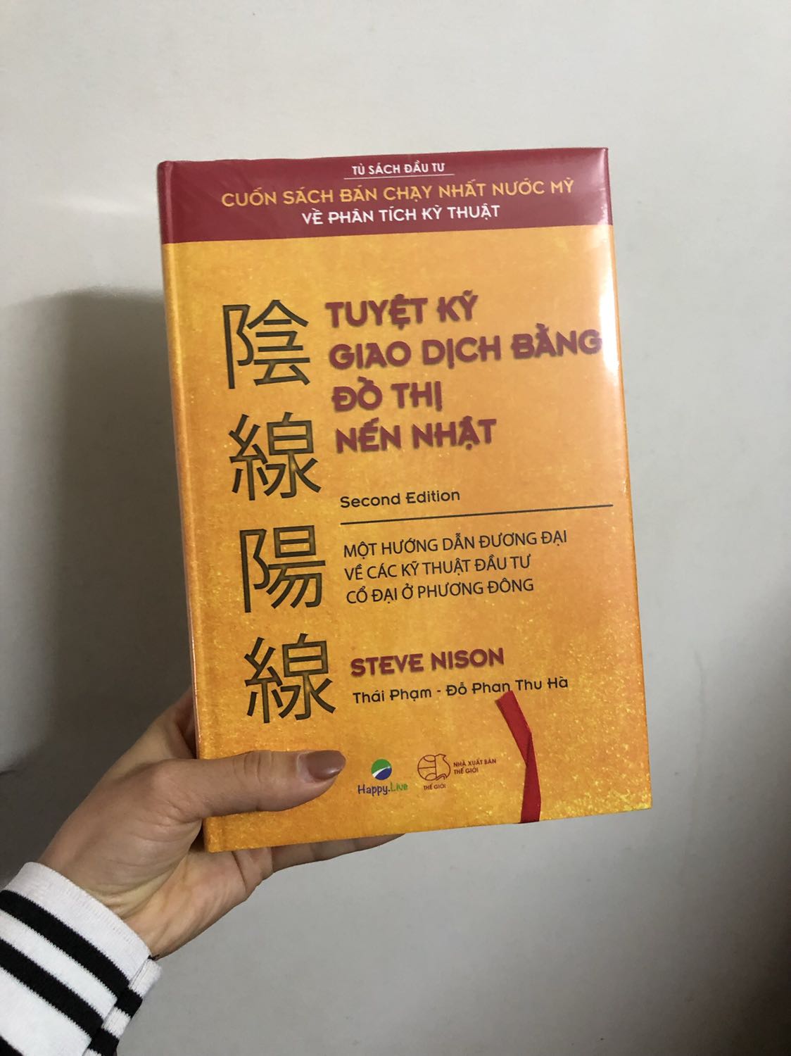 Nhận về đúng xứng đáng đồng tiền bát gạo mặc dù bên ngoài bán rất nhiều sách lậu rẻ hơn rất nhiều nhưng vẫn quyết định mua ở đây. Mực in rõ nét, đóng gói cẩn thận, giao hàng nhanh. Tuy chưa kịp đọc hết nhưng trong lòng thấy vui vì những kiến thức đã nhận được ở cuốn sách này. Thật sự rất hay và giá trị 👍👍