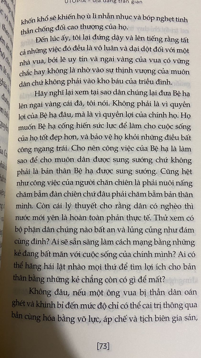 Một tác phẩm kinh điển tạo nền tảng nguồn cội gốc rễ luân lý ý tưởng cơ bản cho chủ nghĩa *** thực tế, thực tâm, thực tiễn. UTOPIA ĐỊA ĐÀNG TRẦN GIAN - Thomas More kể rõ ràng, rành rạch chỉ dẫn chi tiết cái thế giới tưởng tượng mơ hồ về một đất nước đại đồng cùng nhau chung sống công bằng, thắng lợi... 

Chủ nghĩa *** ở con người Thomas More khác biệt với chủ nghĩa *** Mác - Lênin nhé! Nên ai cứ dị ứng với hai từ *** mong đừng hiểu lầm, hiểu sai, hiểu nhầm mà bỏ qua tác phẩm... Và bất kỳ thứ chủ nghĩa hay luân thường đạo lý gì đi chăng nữa thì cũng khởi nguồn và bắt đầu từ con người. ĐÚNG SAI PHẢI TRÁI THÀNH BẠI ĐƯỢC MẤT công bằng hay không công bằng cũng là do con người (những cộng đồng, bầy đàn, tập thể con người).

Dịch giả Trịnh Lữ dịch tác phẩm này cực kỳ diễn đạt đúng cái hồn phách, cách kể chuyện và không khí lịch sử ra đời của tác phẩm. Dù đôi chỗ dịch hơi ngố hơi lố hơi thô...

*Sách và nhân viên vận chuyển đều cực kỳ TỐT!!!