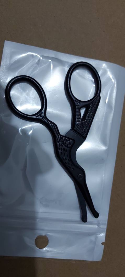 Giao hàng siêu nhanh.  Kéo nhỏ xinh, dùng tỉa lông mũi đúng chuẩn luôn. 5 sao.