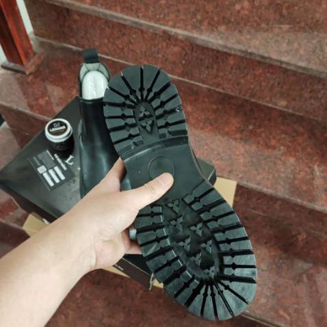 đôi giày này chấm cho 10/10 điểm lun. Đáp ứng hết các tiêu chí đẹp, chất lượng tốt. Combo thêm shop dễ mến, sẽ giới thiệu bạn bè đến mua của shop