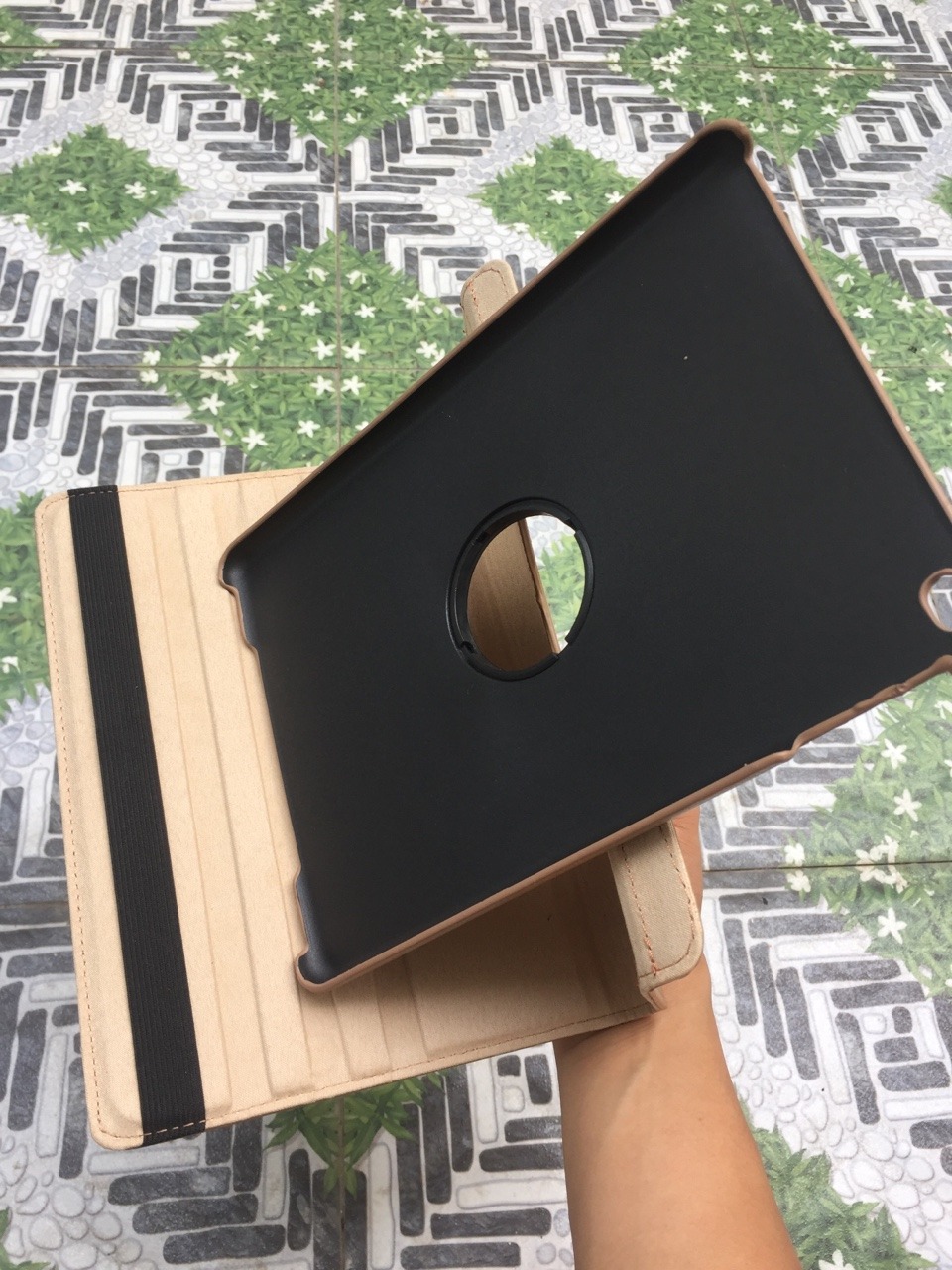 Sản phẩm đúng như quảng cáo. Đường màu sắc sảo, chất da đẹp, mặt lưng chắc chắn. Các chức năng đầy đủ, xoay 360 độ tiện lợi. Sản phẩm đúng như quảng cáo. Đường màu sắc sảo, chất da đẹp, mặt lưng chắc chắn. Các chức năng đầy đủ, xoay 360 độ tiện lợi.