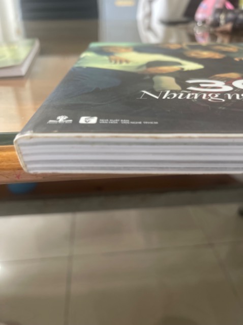 sách cũ, bị ố vàng. có vài trang bị rơi giấy.