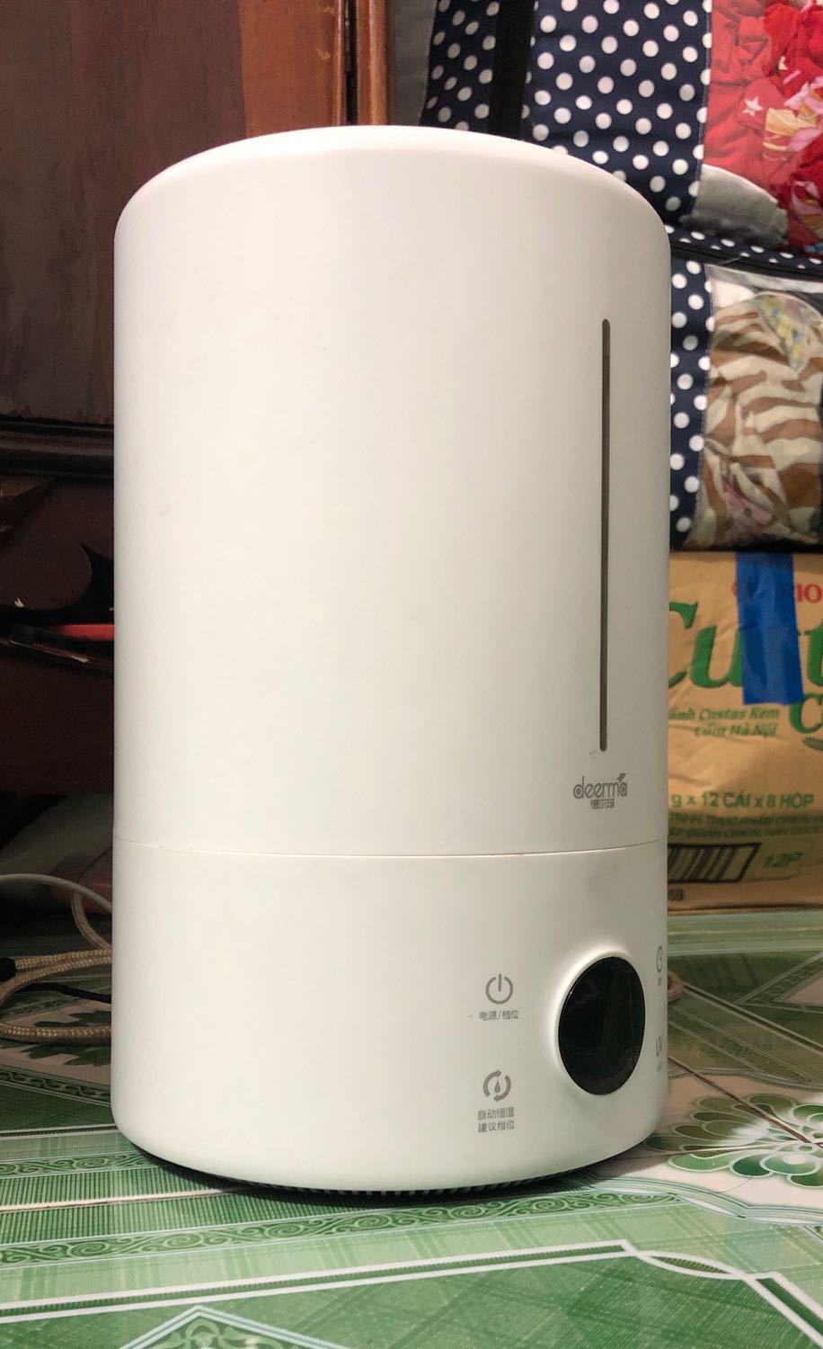 Máy này mua là cái máy thứ hai vì rất hài lòng với cái máy thứ nhất. Tuy nhiên cái máy thứ 2 này hiển thị thông tin độ ẩm và nhiệt độ khác hoàn toàn với cái máy thứ nhất nên ko biết cái nào đúng. Tuy nhiên nếu set up cùng độ ẩm thì cái máy thứ 2 sẽ gây đọng nước nền nhà. Về độ bền thì vừa nhận máy thứ hai thì máy thứ nhất bị nổ nguồn nên giảm bớt 1 sao