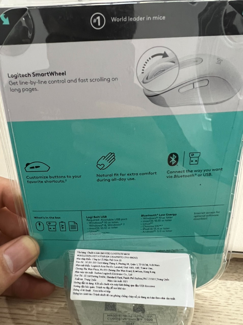 Ngoại quan: Sản phẩm có ngoại quan tương đối giống với mô tả, sản phẩm chính hãng có vỏ hộp như trong hình. Chuột màu đen, chạy bằng pin.
Xuất xứ: Thương hiệu Logitech của Hong Kong. 
Sản xuất: Tại China anh hùng. 
Chất lượng: Chuột được làm chủ yếu bằng chất liệu nhựa, 2 bên hông của nhựa làm bằng cao su cho cảm giác êm ái và cầm nắm chắc chắn. Chuột hoạt động bằng USB hoặc Bluetooth, có 2 nút bên hông trái của chuột giúp tùy chỉnh tùy ý, chuột click rất êm k tạo ra tiếng ồn, chuột di nhạy và nhanh.
Đóng gói: Sản phẩm được đóng gói ổn.
Thời gian giao hàng: Thời gian đặt hàng từ 11:47, Thứ sáu 25-*** đến 10:59, Thứ hai 28-*** sản phẩm đã được giao đến. 
Thái độ nhân viên giao hàng: Ổn, chịu hợp tác với tôi trong việc giao hàng. 
Giá sản phẩm: Giá sản phẩm tương đối hợp lý và được miễn phí ship. 
Tổng quan: Sản phẩm phù hợp với những ai muốn sử dụng hàng chính hãng với một giá tiền và chất lượng sản phẩm tương đối. Bên cạnh đó, thời gian và dịch vụ giao hàng ổn. Cảm ơn mọi người đã đọc.