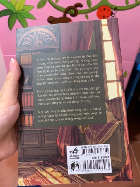 Huhu gây sách bị móp một ít và còn hơi bị quăn nữa, bọc 1 lớp xốp rồi mà vẫn hỏng đc :”) cái này mình thấy review trên *** nên kia về đọc thử
