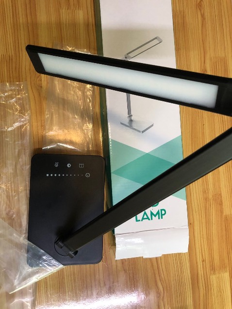 Shop giao nhầm màu đen, nhưng có nhắn xin lỗi. Đèn đẹp và sử dụng tốt rất hài long