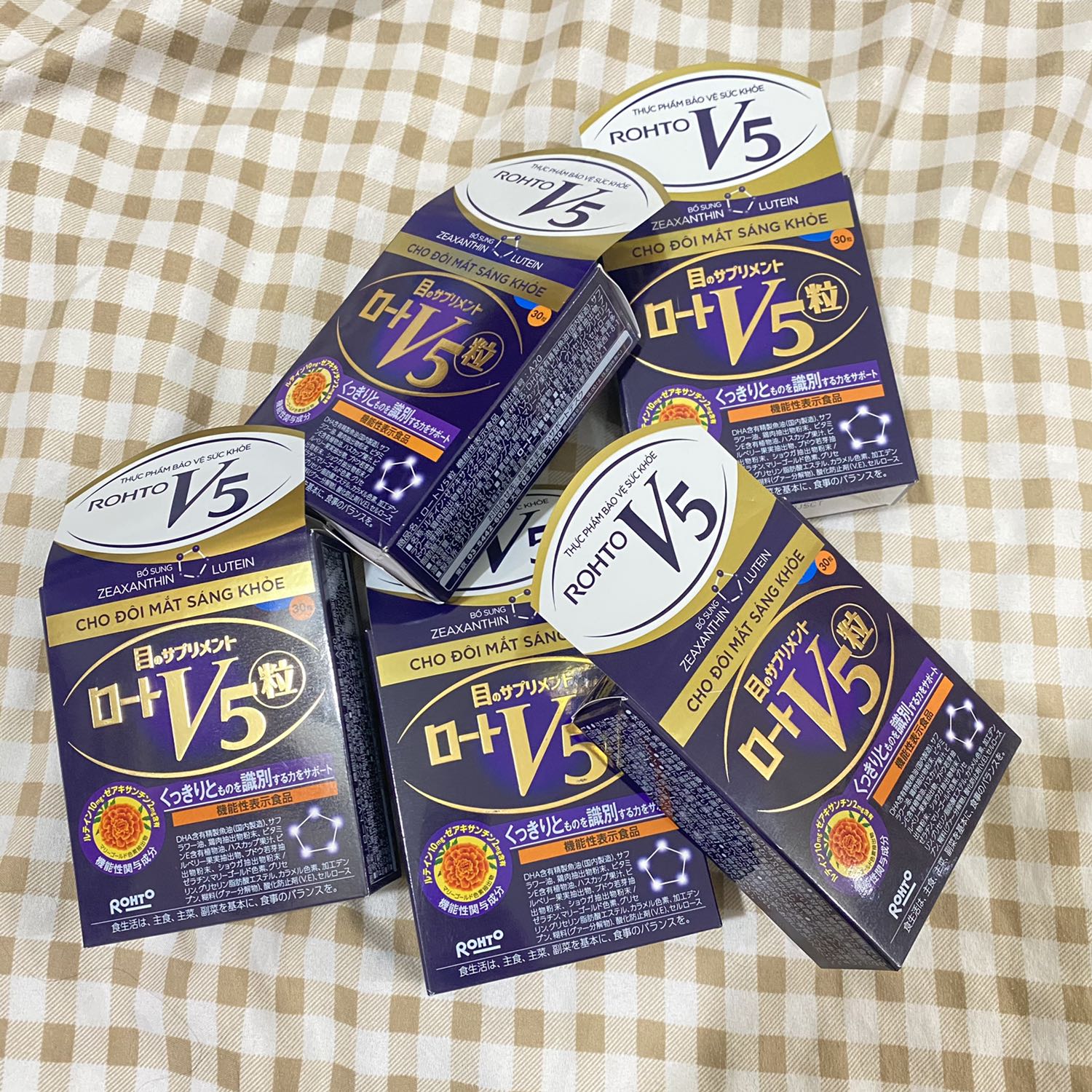 Cực kì hài lòng. Đã dùng sản phẩm này trước đây thấy hiệu quả rất tốt, uống vào đỡ mỏi mắt hẳn, mình bị cận uống vào cả năm nay chưa tăng độ. Lần này tiki giảm giá quá hời nên mua hẳn 5 hộp về cho ba mẹ dùng chung luôn. Tiki Trading bán thì luôn yên tâm hàng chính hãng rồi, date còn rất xa bạn nào mua có thể hoàn toàn yên tâm. Đợt mình mua còn được tặng gối và bịt mắt ngủ. Giao hàng nhanh cực, đóng gói sản phẩm cẩn thận nữa. Nói chung không có điểm nào để chê, quá ưng ý. Sẽ tiếp tục ủng hộ và giới thiệu cho bạn bè người thân sử dụng. ?