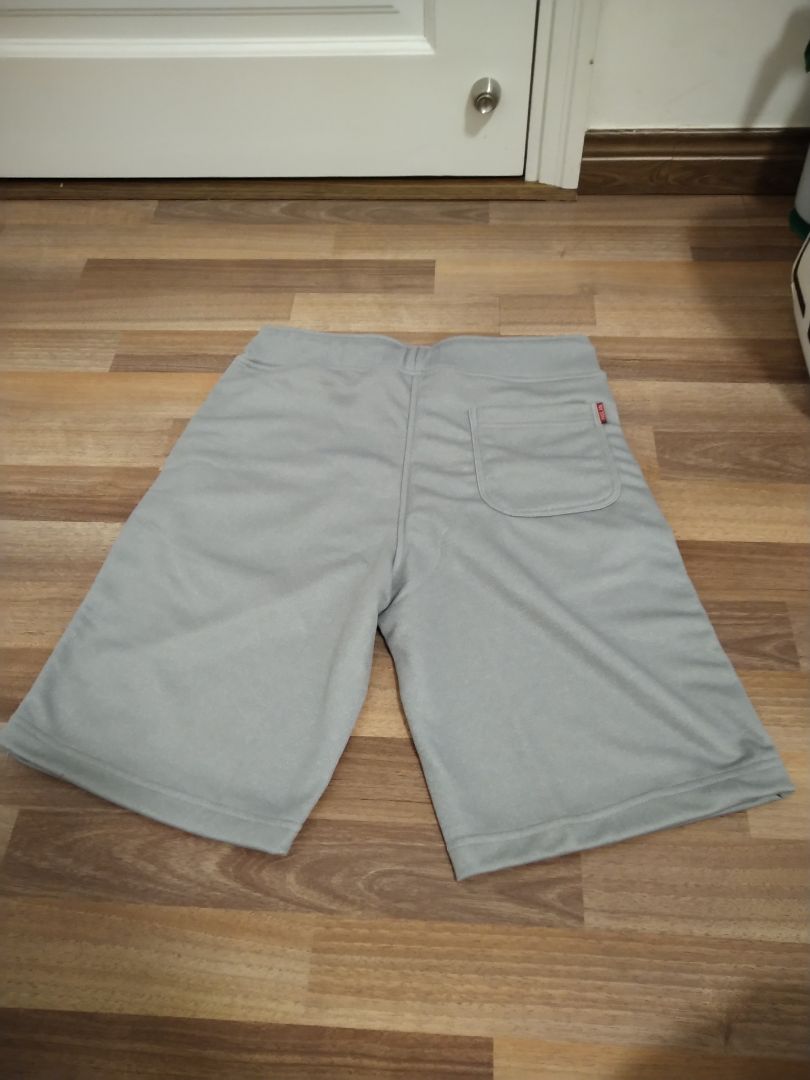 Vải bình thường, không dày, không mỏng, mặc mát, thoải mái.
Túi 2 bên không quá nông cũng k quá sâu, đựng vừa cái đt. 1 túi sau thì nông.
Lưng quần thun có độ co giãn không được tốt nhưng bù lại có dây cột.
Mình nhìn chung thấy vậy chứ mình mua cho bạn nam bận. Có gì sẽ cập nhật sau.