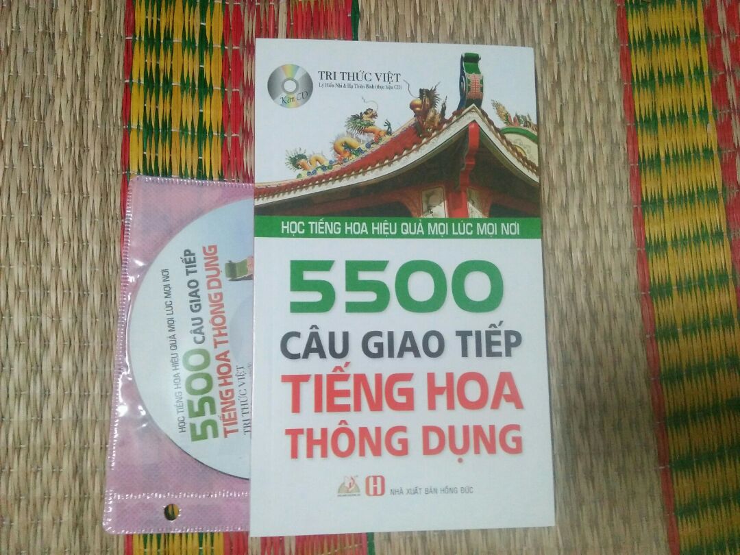 Sách mình săn sale trong hội sách, là mua ngẫu hứng cho đủ đơn, nhưng mà cũng cần thiệt vì đang cần luyện giao tiếp. Sách có năm xb 2015 nhưng được bảo quản rất rất mới, được bọc nilon kèm cd. Cd nói rõ ràng nhưng cá nhân mình thấy giọng đọc hơi nhỏ. Cd chỉ đọc chỗ nào có đánh số, nó không đọc các ví dụ và từ vựng nhe. 
Mua khi giá giảm còn 18k, mình rất vui. 
Cảm ơn Tiki nè ?
