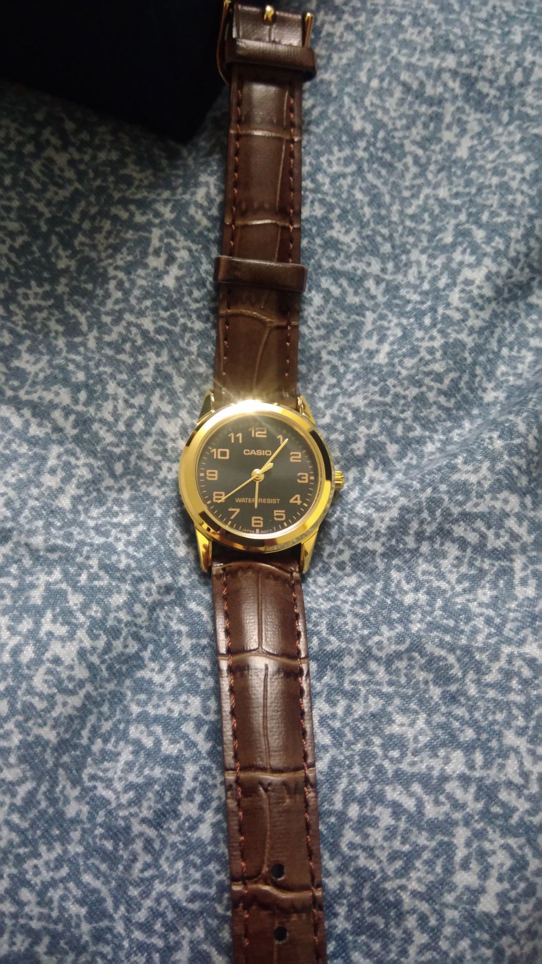 Đóng gói cẩn thận, đầy đủ phiếu bảo hành, bill, tem chống hàng giả. Nhược điểm: dây đeo cứng, ko ôm tay. Tương xứng với giá tiền.