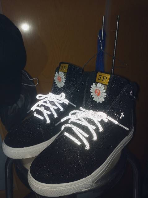 Giày da lộn quá mỏng đi ko được êm chân. Giá 250k ko đồi hỏi thêm "tôi đã thay dây giày phản quang và gắn ghi cài áo hoa cúc ở lưỡi gà" nhìn cho đột phá lên, còn giày shop ở dạng mặc định ko quá nổi bật.