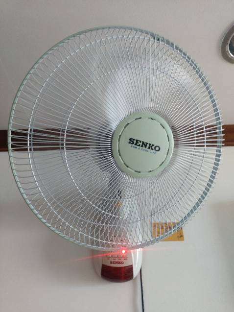 Giao hàng nhanh, đóng gói đẹp, cẩn thận . Đúng như QC. Ngon lành cành đào. Có điều kiển rất nhạy, kèm 2v pin mới tinh chưa bóc bì. Máy chạy êm, mạnh mẽ, đầy đủ chức năng : hẹn giờ, xoay đảo chiều, 3 kiểu gió tùy chọn. Máy đẹp lung linh. Có giấy bảo hành luôn.Shop dễ thương lắm. Rep nhanh, lịch sự. Kèm lời cảm ơn viết tay ,trên cả Tuyệt vời. Không nhiều shop làm được, có chăng tờ thư nhỏ cảm ơn chỉ được in ra, đằng này... Rất có tâm. Rất cảm tình. Sẽ tt ủng hộ shop nữa.