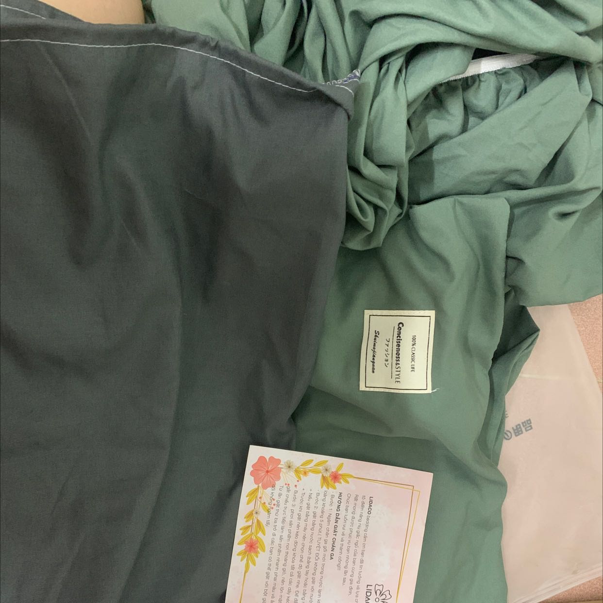 TikiNOW giao hàng nhanh ghê luôn nay còn mùng mà mình đặt lúc trưa giờ xế đã nhận được rồi, chị gái giao hành cũng dễ thương nữa ❤️❤️❤️❤️❤️ 
Bộ ga cũng đẹp hàng y hình bao gối ôm tuy không cùng màu nhưng cùng tông nên trông rất ổn áp❤️