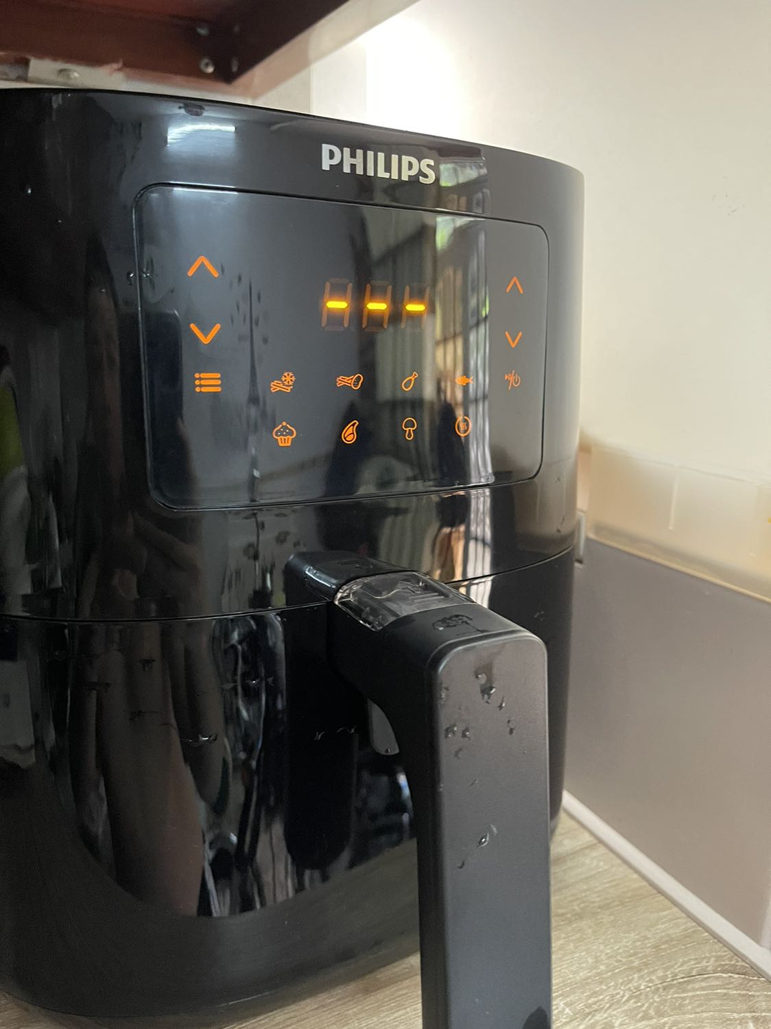 Mình tin dùng philips hơn so với lock lock gì đó vì dù sao đồ thương hiệu lâu năm, kích thước nhỏ gọn hơn công suất nhỏ hơn so cùng giá tiền thì nhiều bạn chọn lock lọck, nhưng kinh nghiệm nấu ăn thì mình thấy bếp nhỏ dung tích nhỏ công suất nhỏ nấu nhanh hơn kèm theo tiết kiệm điện hơn, mình nướng thịt xiên 10ph thì thịt đã chín, tuy chưa giòn da lăms nhưng rất ngon so với mình hay nướng bằng vi sóng trước đây